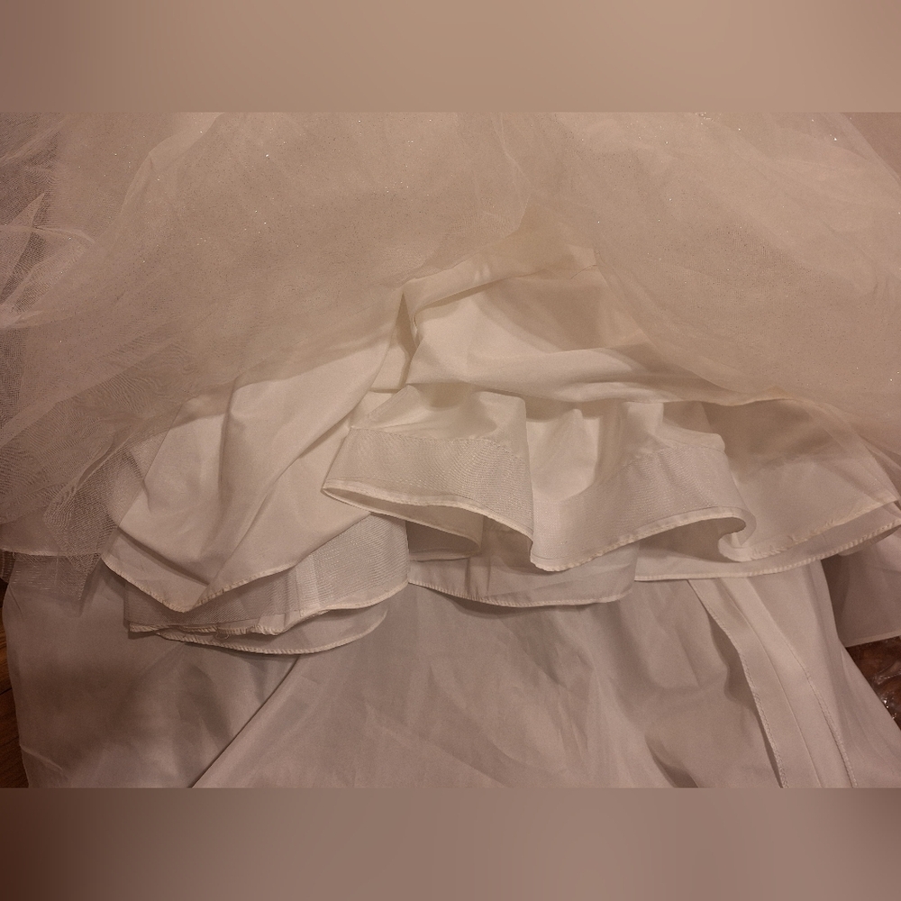 Elegant Lace Off-Shoulder Wedding Dress - Picture 2 of 10